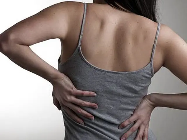 Caminhada é tão eficaz quanto fisioterapia para aliviar dores nas costas, diz estudo