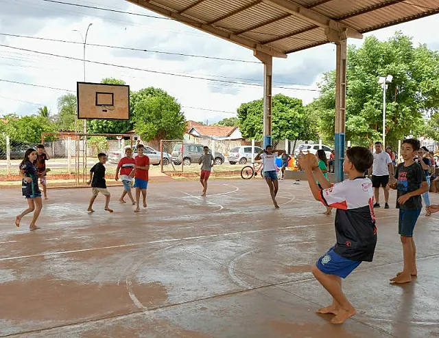 Crianças participam de projeto de férias em Aquidauana