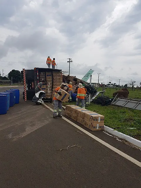 Carreta com cigarros do Paraguai é apreendida após tombar às margens da BR-359