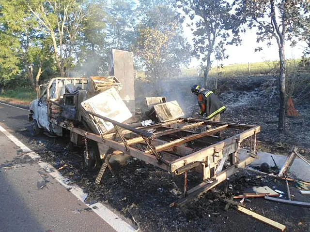 Caminhão com mudança pega fogo; bombeiros de Aquidauana são acionados