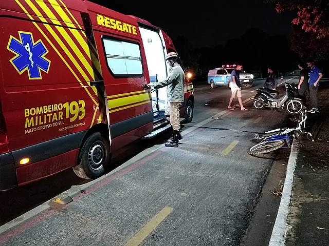 Motoqueiro invade ciclofaixa e colide com ciclista