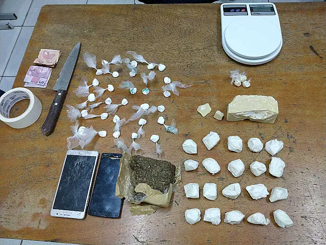 PM desmonta boca de fumo em frente ao Parque da Lagoa Comprida e prende traficante