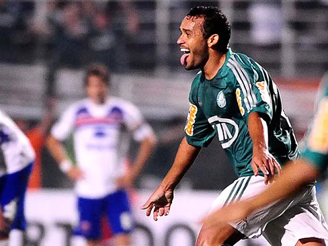 Guerreiro, Palmeiras supera Tigre no Pacaembu e faz as pazes com torcida
