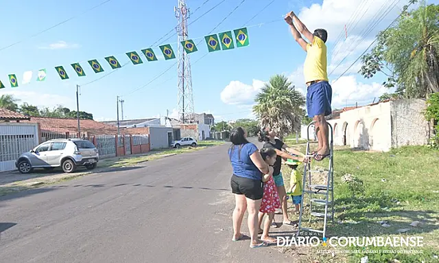 Torcedor de Corumbá mantém tradição e enfeita rua para a Copa do Mundo