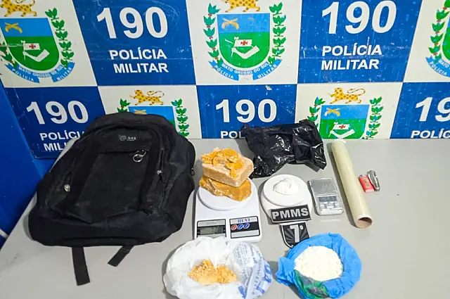 Mulher é presa por tráfico de drogas no bairro Antônio Clementino