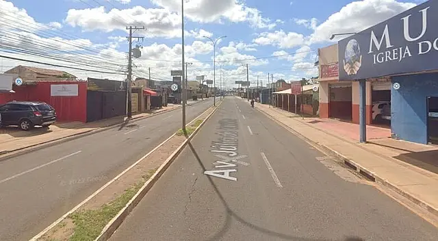 Motociclista morre ao bater em poste e garupa fica ferido na Júlio de Castilho