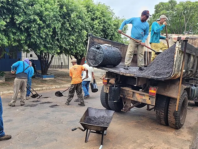 Equipes de manutenção realizam reparos na Rua Fernando Lucarelli