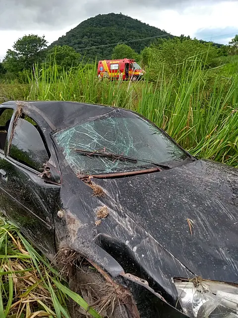 Motorista perde controle e Corsa Classic capota na rodovia BR-262
