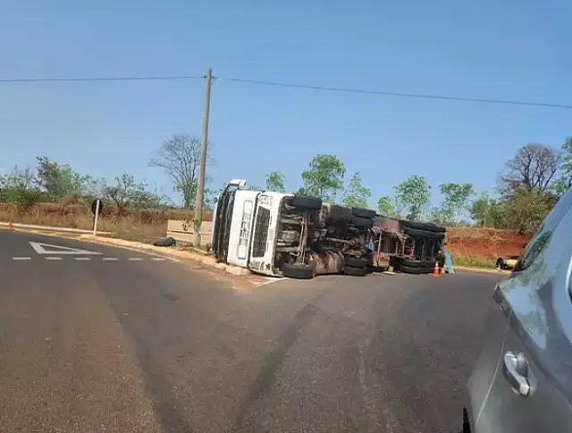 Motorista tomba carreta em acesso da MS-040