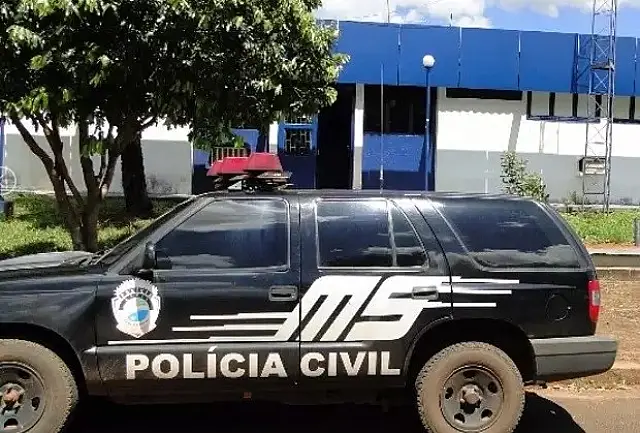 PM arrebenta cadeado e encontra crianças abandonadas tremendo de frio