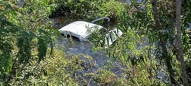 Carro cai em área alagada na BR-262 e duas pessoas ficaram feridas