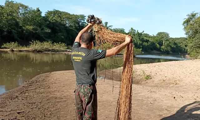 Pela 2° vez, policiais encontram peixe podre em rede de pesca