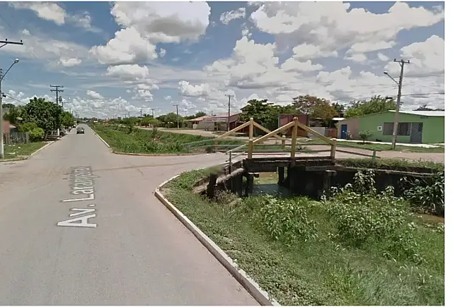 Após esposa ser abraçada por homem, marido o agride com pedradas na cabeça