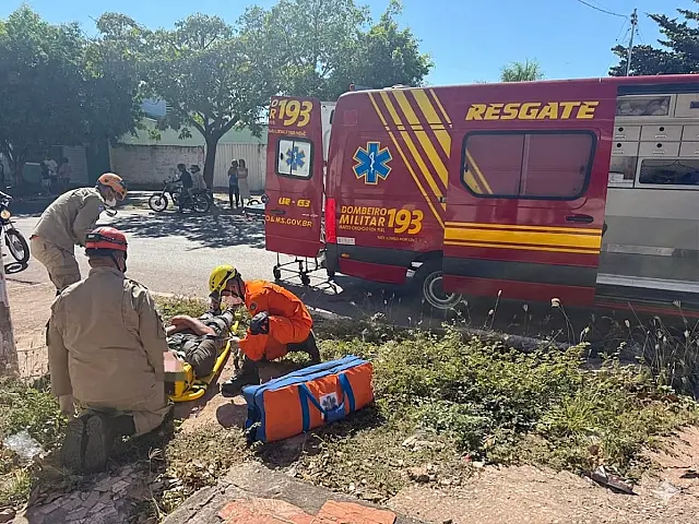 Motociclista fica ferido em queda após desvio de cão