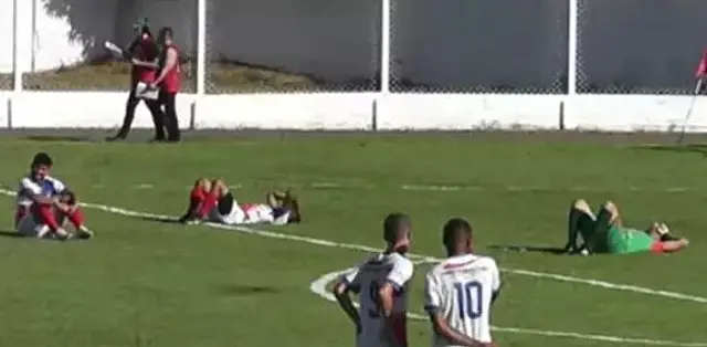 Jogadores "passam mal" com almoço e partida é encerrada