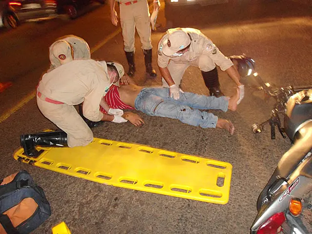 Motociclista fica ferido após bater em carro estacionado