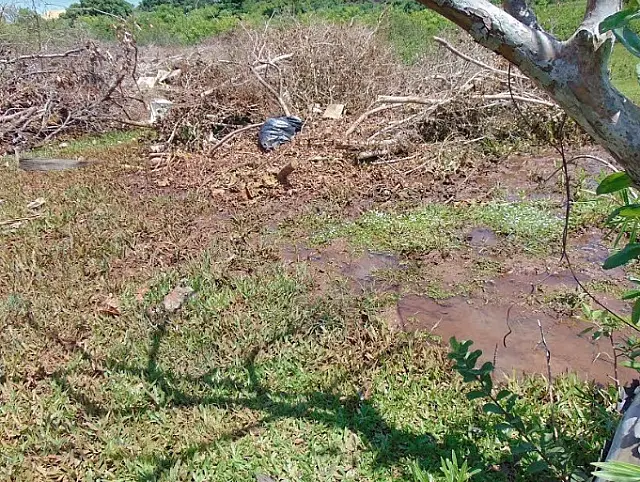 Flagrando jogando lixo em terreno com nascente é multado em R$ 10 mil