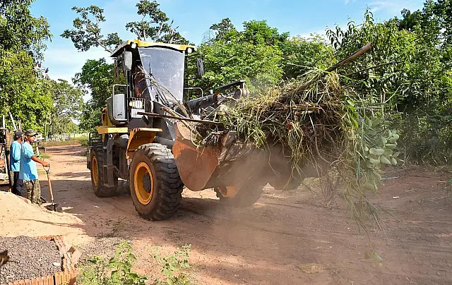 Bairros de Aquidauana passam por limpeza e remoção de entulho