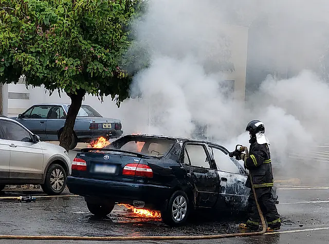 Carro que seguia para oficina é destruído por incêndio no Centro de Campo Grande