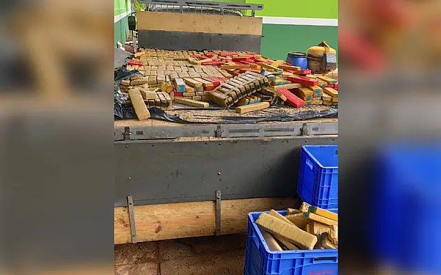 DOF apreende caminhonete com 1,3 tonelada de maconha