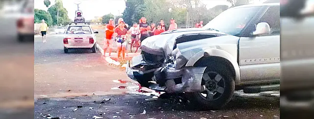 Em acidente, caminhonete bate de frente e lança carro contra muro, ferindo mulher