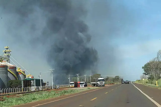 Incêndio atinge usina de reciclagem na rodovia BR-080, saída para Sidrolândia