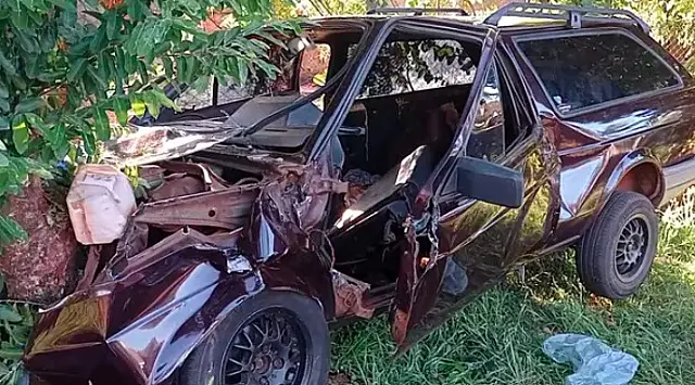 Duas pessoas ficam feridas após carro bater em árvore em Sidrolândia