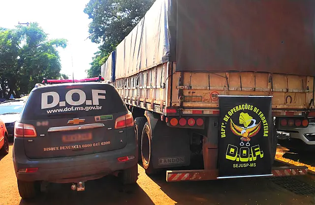 Polícia apreende duas carretas com pneus contrabandeados