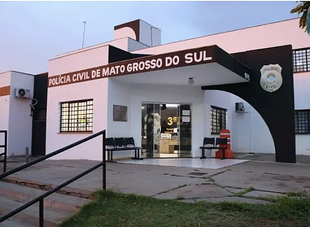Mulher é presa ao tentar vender violão roubado