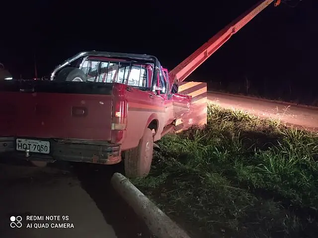 Caminhonete bate em poste e deixa dois feridos em Corumbá
