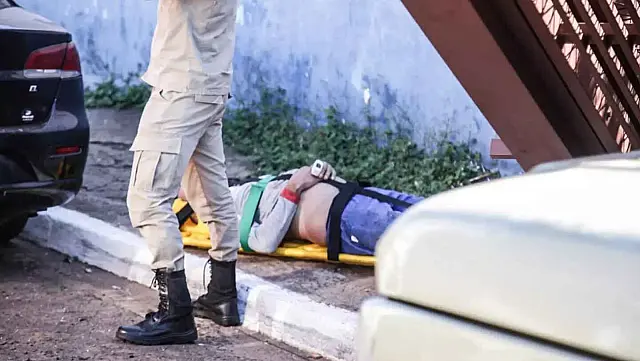 Trabalhador é prensado após portão cair de carroceria de veículo