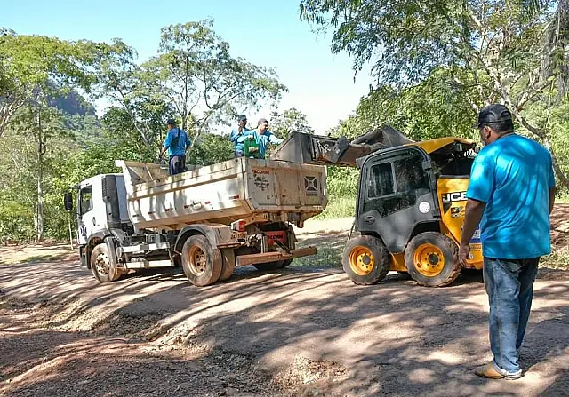 Equipes trabalham em manutenção de estrada danificada no Morro do Paxixi