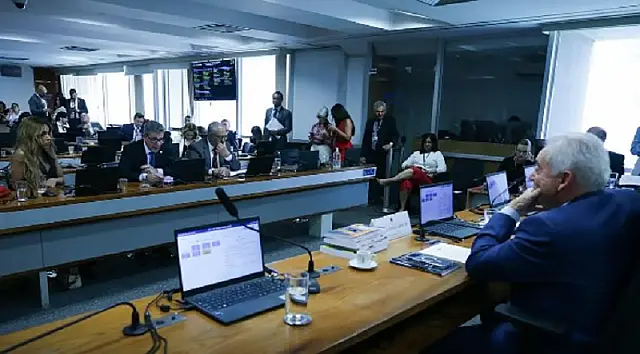 Senadores discutem cronograma para análise da PEC que extingue a escala 6x1