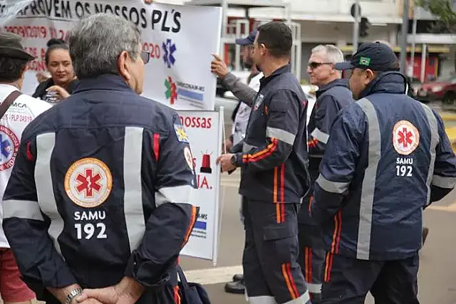 Motoristas de ambulâncias fazem protesto em Campo Grande