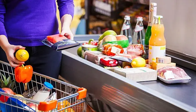 Caixa de mercado é presa por registrar carne como bala e embolsar o dinheiro