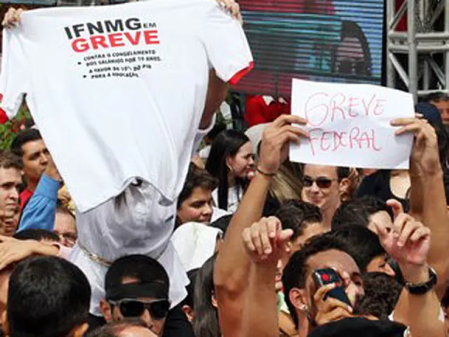 Protesto de servidores surpreende discurso de Dilma em Minas Gerais