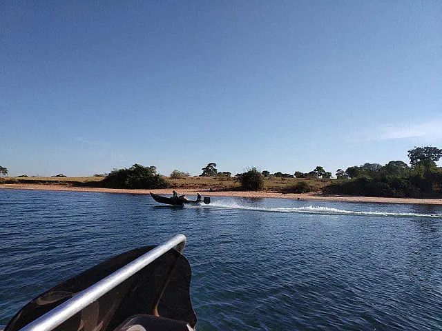 Pescadores fogem da polícia, se jogam em rio e são resgatados em MS