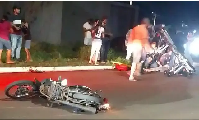 Mulher morre após moto em que estava ser atingida por camionete