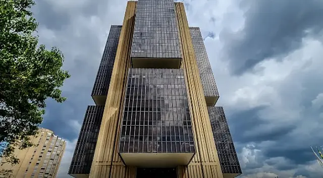 Juros seguem altos e crédito cresce com cautela, aponta Banco Central