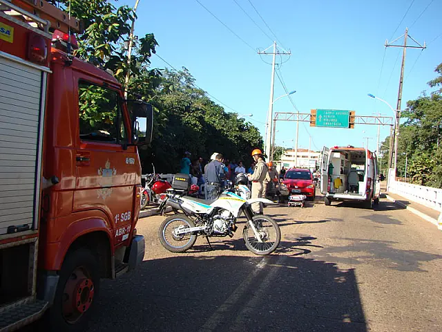 Duas pessoas ficam feridas em acidente entre carro e moto