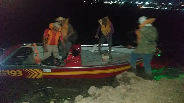 Pescadores atracam embarcações no Rio Paraguai e pedem socorro a Bombeiros