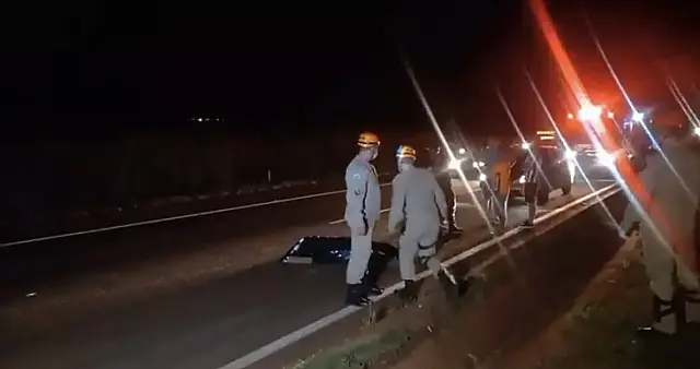 Mulher não consegue desviar carro e mata pedestre atropelado na BR-163