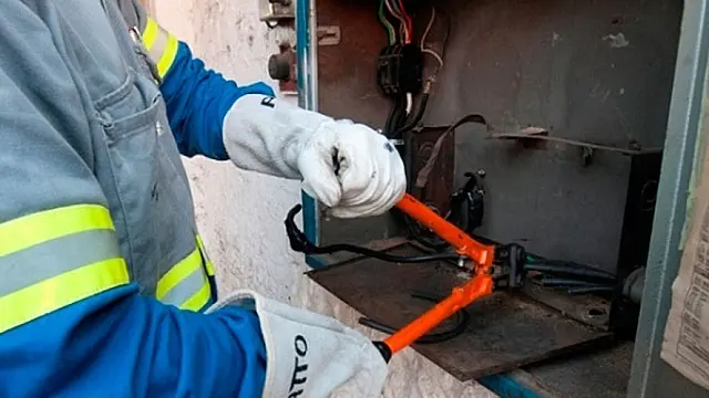 Empresa deverá indenizar cliente por corte indevido de energia elétrica