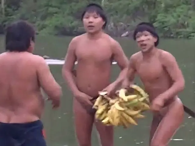 Vídeo mostra índios isolados no Acre fazendo contato