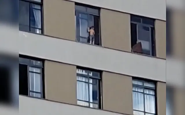 Criança se pendura em janela no 9º andar de prédio da Capital