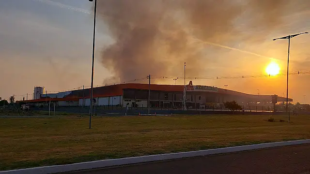 Mais de 12h após início das chamas, fumaça que consumiu atacadista ainda é vista de longe