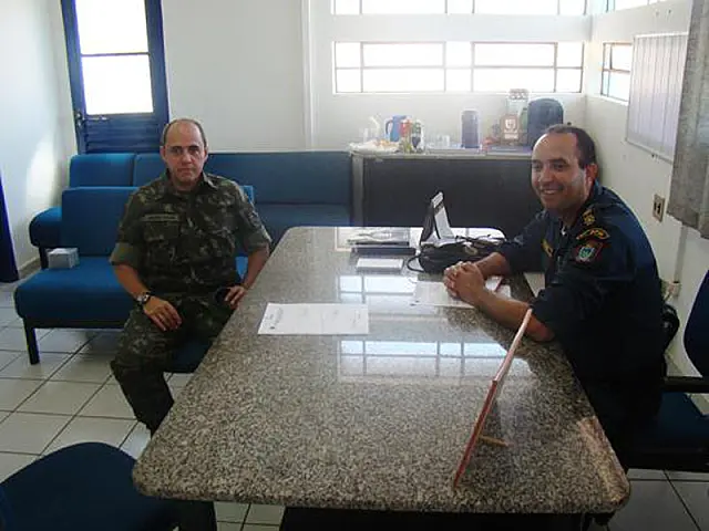 Comandante do 9º BE Cmb visita sede administrativa do 7º BPM