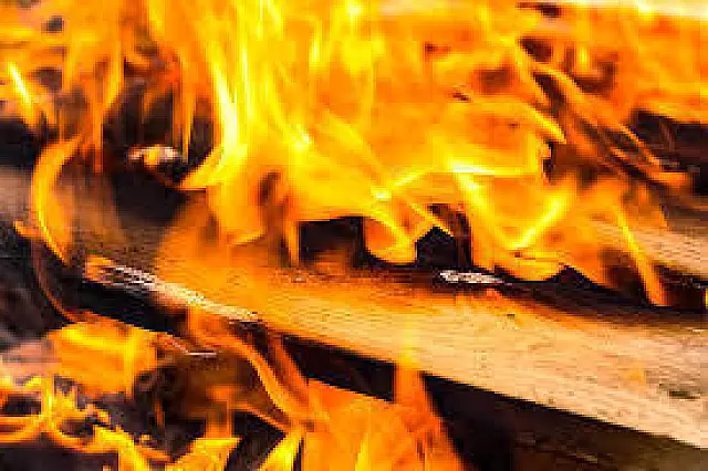 Corpo de Bombeiros é acionado para apagar incêndio na Vila Humbelina