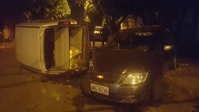 Motorista é resgatado pelo porta-malas após veículo capotar