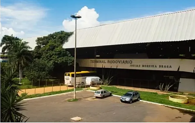 Pai é preso após trancar filha em carro para fazer sexo grupal em rodoviária
